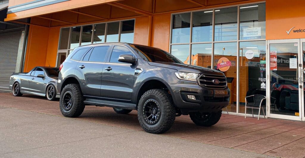 Dirty Life DT-2 black Ford Everest Tyre Right Glendale