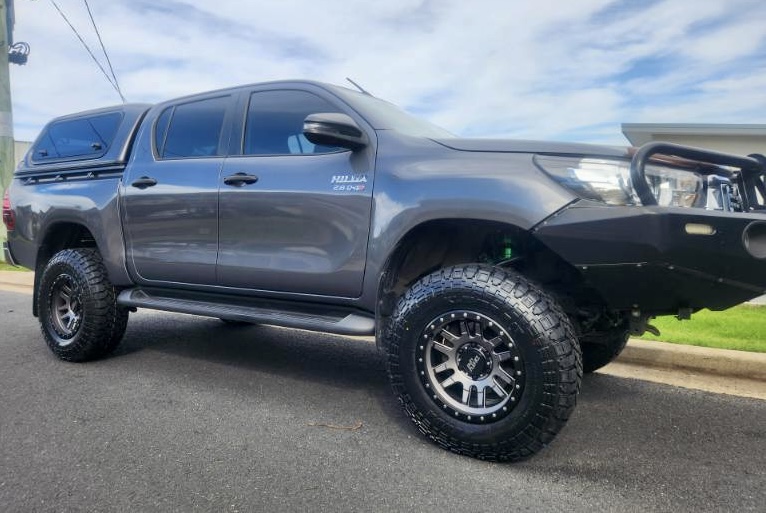 Dirty Life Canyon Pros On A Hilux By Hastings 4